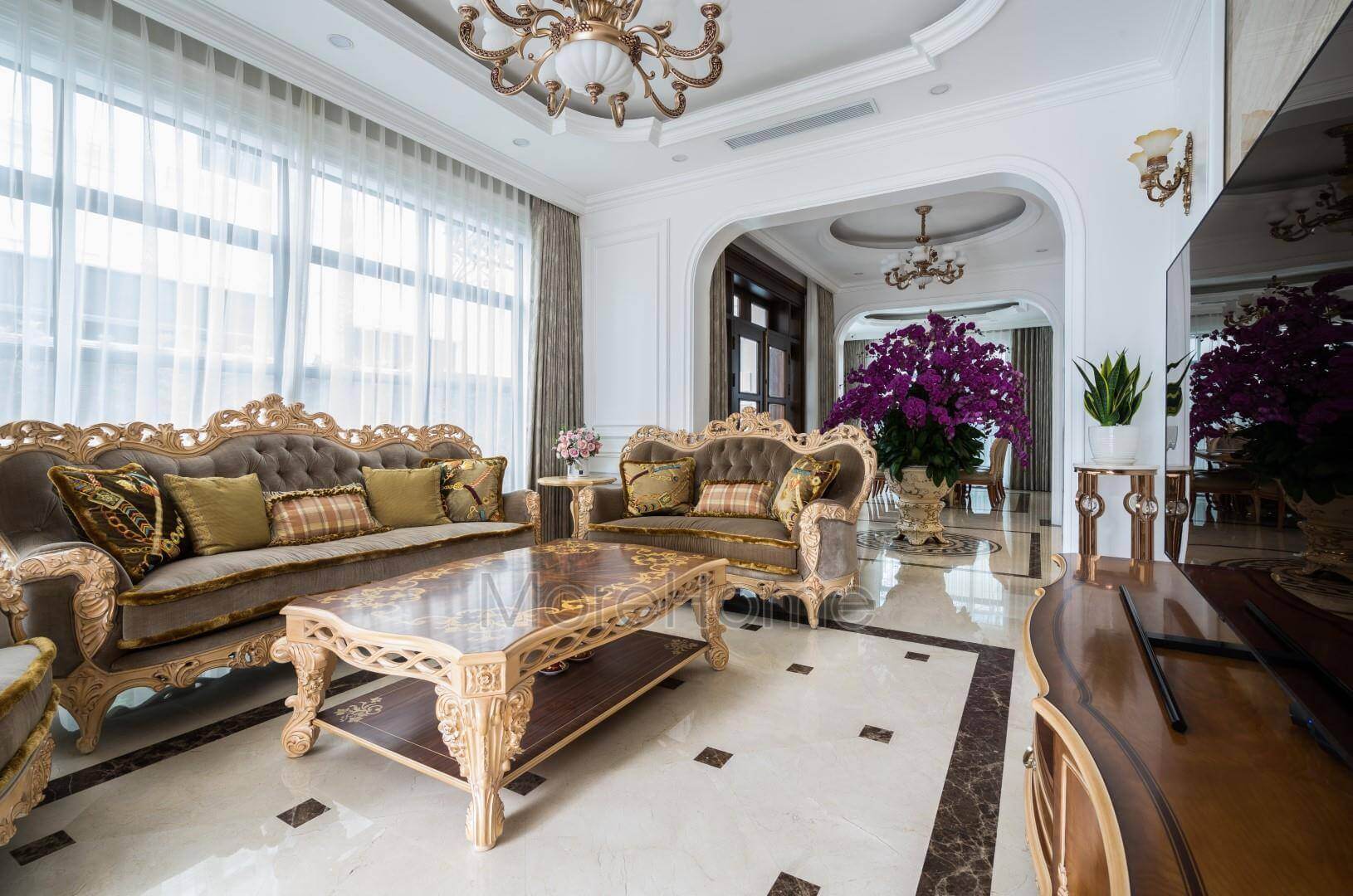 Nội thất tân cổ điển bao gồm bàn, ghế, kệ để tivi được làm từ chất liệu gỗ tự nhiên cao cấp, sofa nỉ, đá hoa cương đèn phê lê Ấn tượng các mẫu bố trí phòng khách sang trọng tiện nghi