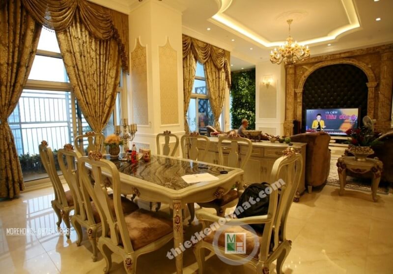 Bàn ăn được thiết kế mang tone màu đồng ánh kim mang lại cảm giác đồng nhất với các thiết kế khác mang tone màu vàng ánh kim nhẹ nhàng Mẫu nội thất chung cư